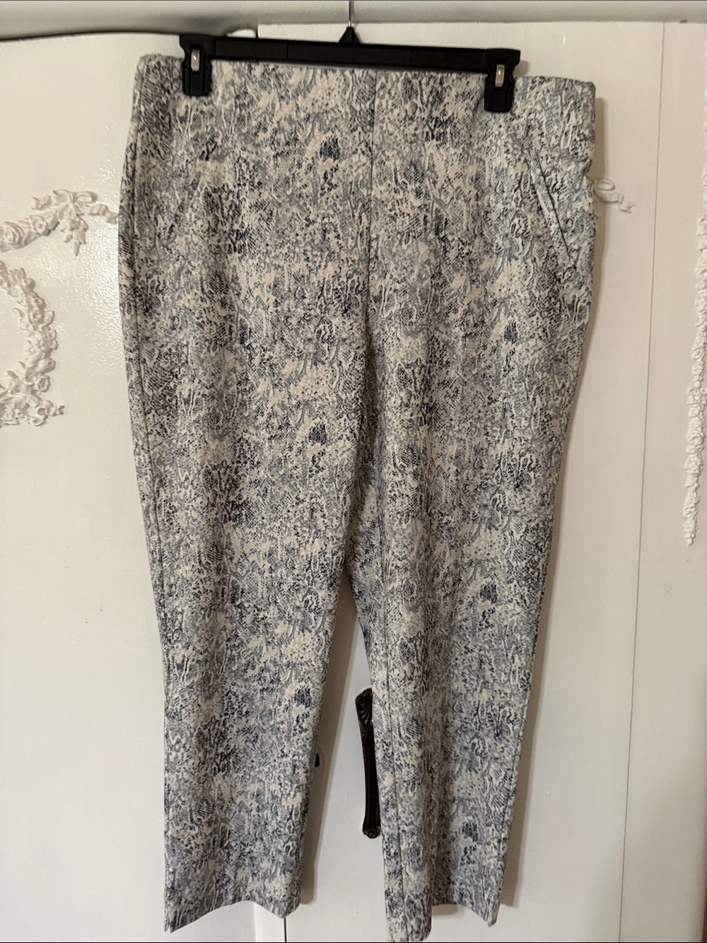 Chico's Slim Ankle Printed Pants in Gray and White. SZ 3. 16-18
